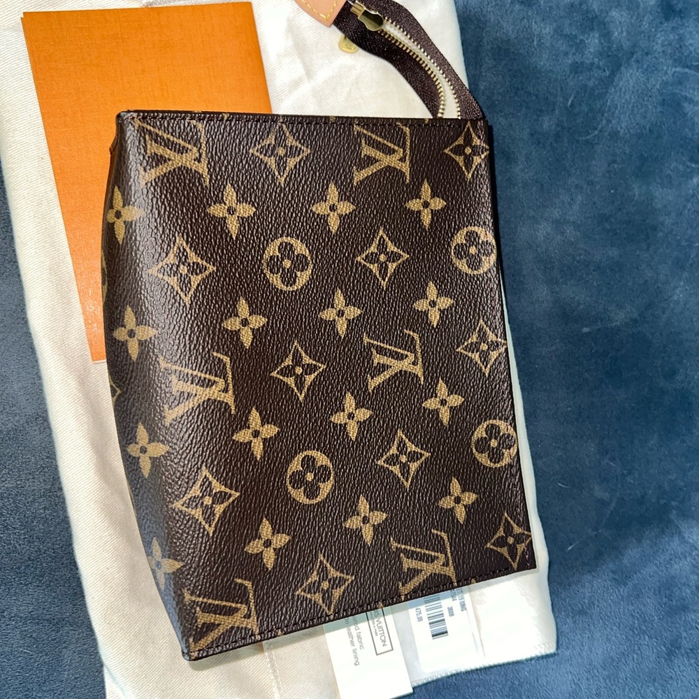 Louis Vuitton Monogram Canvas Toiletry 19 - Picture 4 of 7